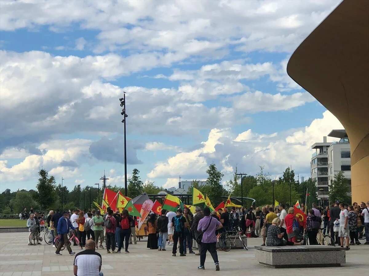 Finlandiya'da terör örgütü yandaşları sokağa indi: NATO'ya hayır