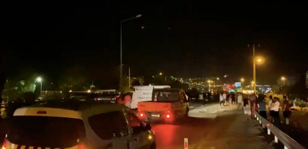 Yolun karşısına geçmek isteyen kadınlara araba çarptı: 3 kişi öldü