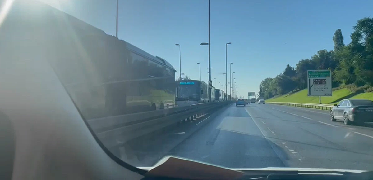 Son dakika! Kadıköy'de metrobüs yangını! Paniğe kapılan yolcular kendini dışarı attı