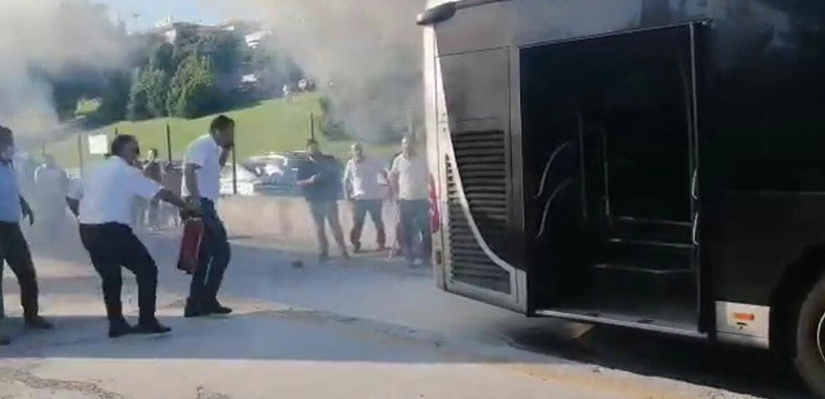 Son dakika! Kadıköy'de metrobüs yangını! Paniğe kapılan yolcular kendini dışarı attı