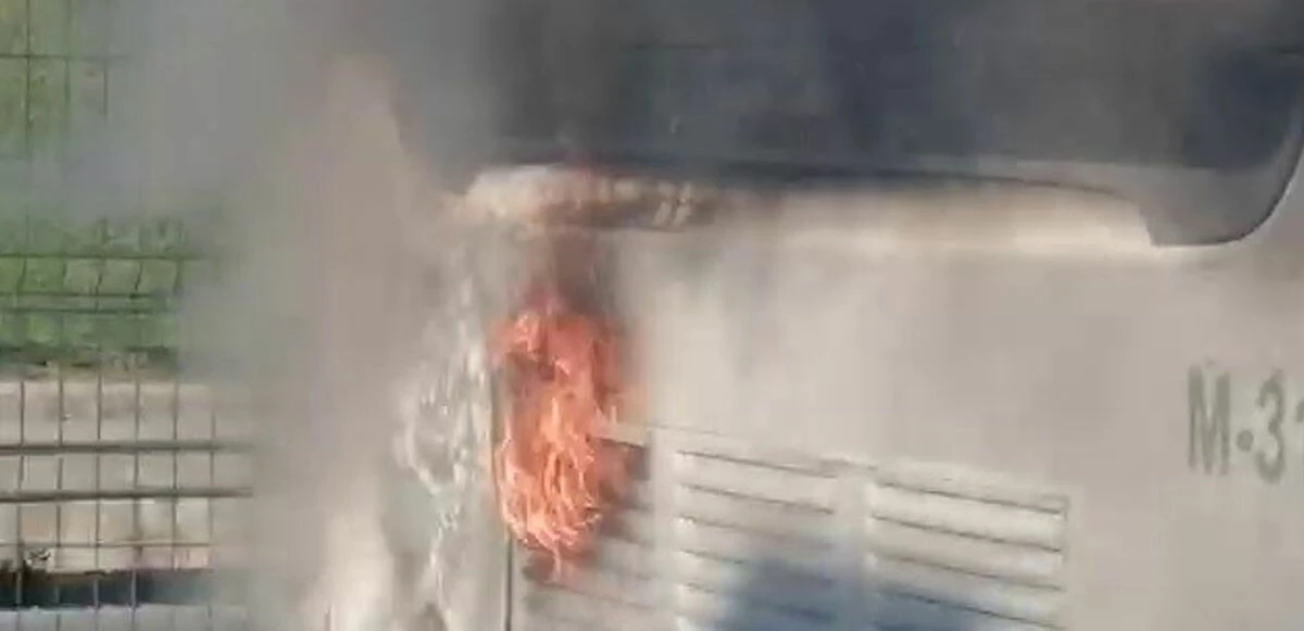 Son dakika! Kadıköy'de metrobüs yangını! Paniğe kapılan yolcular kendini dışarı attı