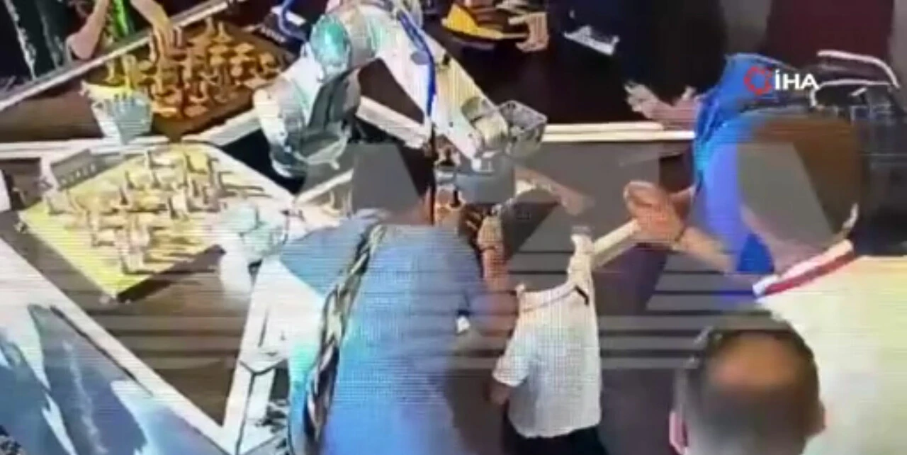 Satranç oynayan robotik kol çocuğun parmağını kırdı!