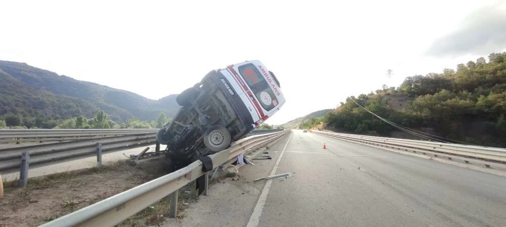 Ambulans kaza yaptı, içindeki hasta hayatını kaybetti