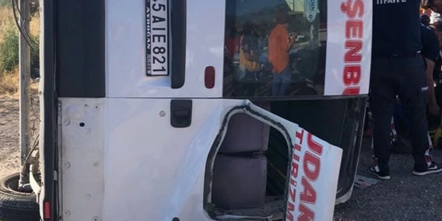 Tarım işçilerini taşıyan servis devrildi: 22 yaralı