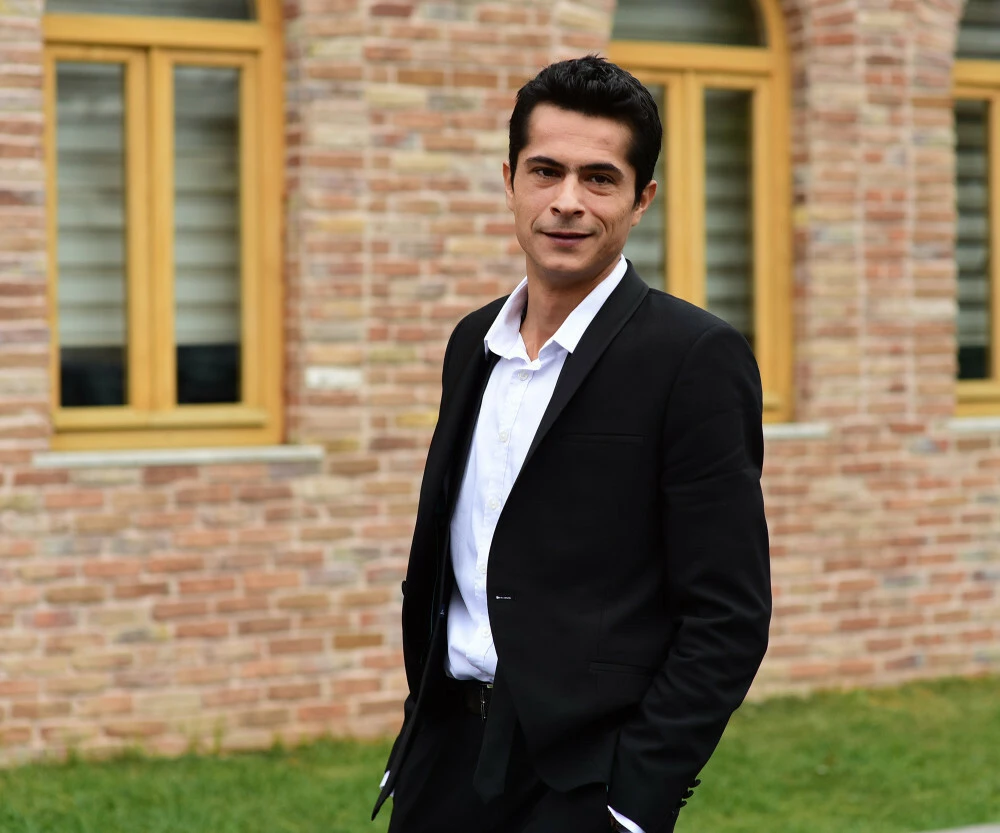 Film setinde korkunç kaza: Ünlü oyuncu İsmail Hacıoğlu'nun yüzüne fünye patladı