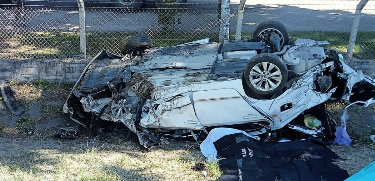 Anne ve kızını hayattan koparan kaza: Otluğa uçtu, taklalar atarak metrelerce sürüklendi, ağaca çarpıp durdu