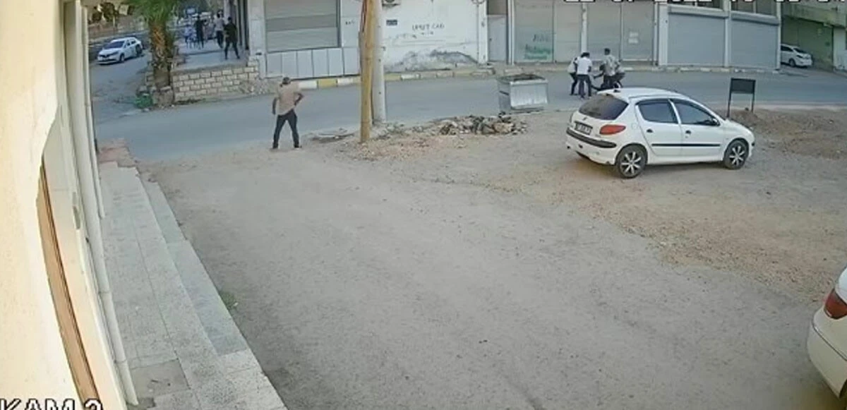 Korkunç anlar kamerada: Önünü kesip silahla yaraladılar! Yetmedi taşla öldüresiye dövdüler