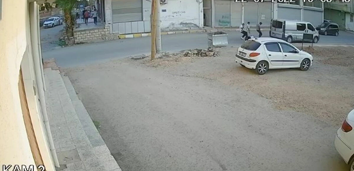 Korkunç anlar kamerada: Önünü kesip silahla yaraladılar! Yetmedi taşla öldüresiye dövdüler