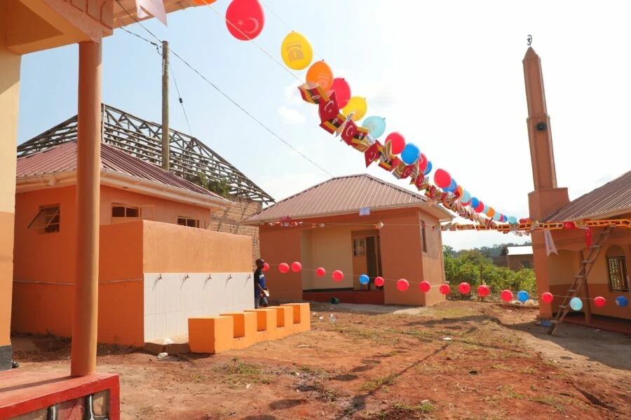 Sadakataşı'ndan Uganda'ya eğitim kompleksi