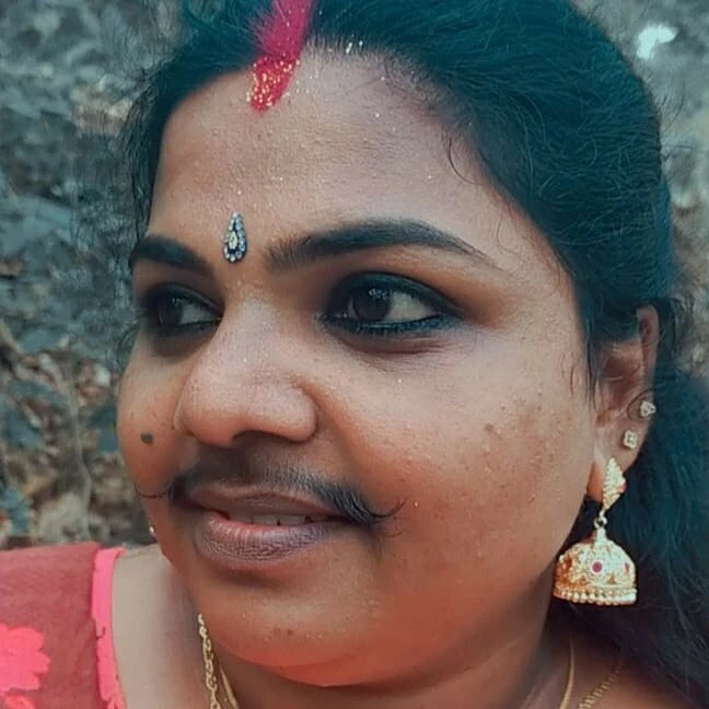 Bıyığını senelerdir kesmeyi reddeden kadın şaşırttı: Onsuz yaşayamam