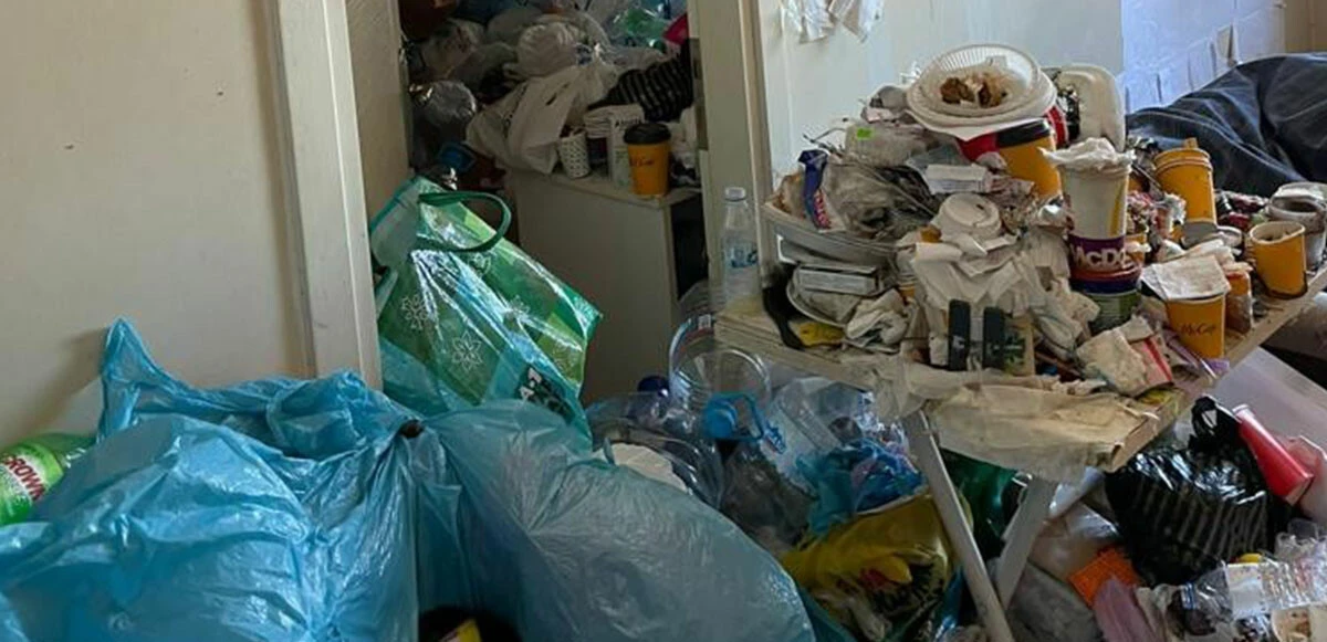 Bunu yapan insan olamaz! Yeğenini 1 yıl boyunca çöp evde kilitli tuttu, işkence etti