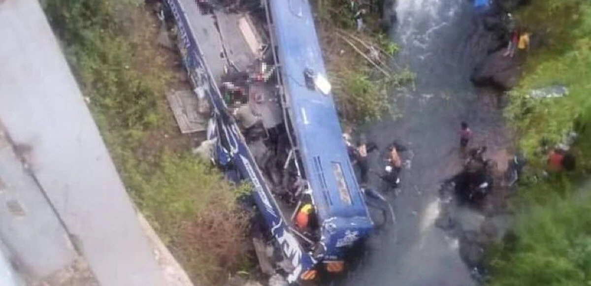 Kenya'da facia gibi kaza! Otobüs 40 metre yükseklikten nehre düştü: 24 ölü