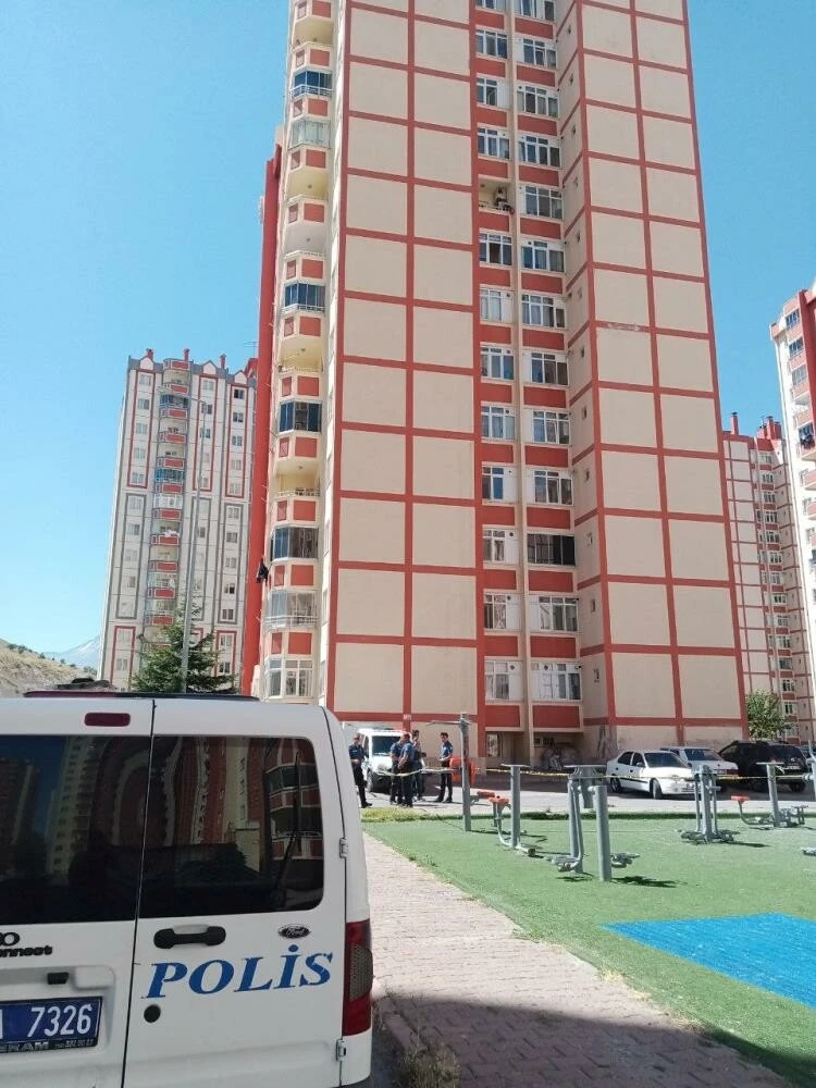 Yaşlı kadının feci ölümü! Sofra bezi silkelerken 13. kattan beton zemine çakıldı