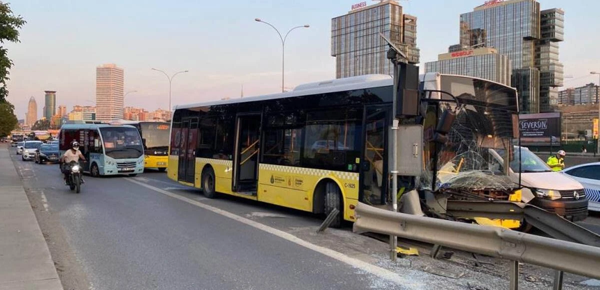 Servis aracının sıkıştırdığı İETT otobüsü bariyerlere ok gibi saplandı