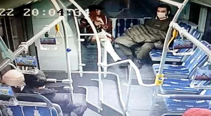 Genç kadından tacizciye tekmeli tokatlı dayak! Metrobüsü mesken tutmuş
