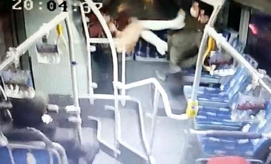 Genç kadından tacizciye tekmeli tokatlı dayak! Metrobüsü mesken tutmuş