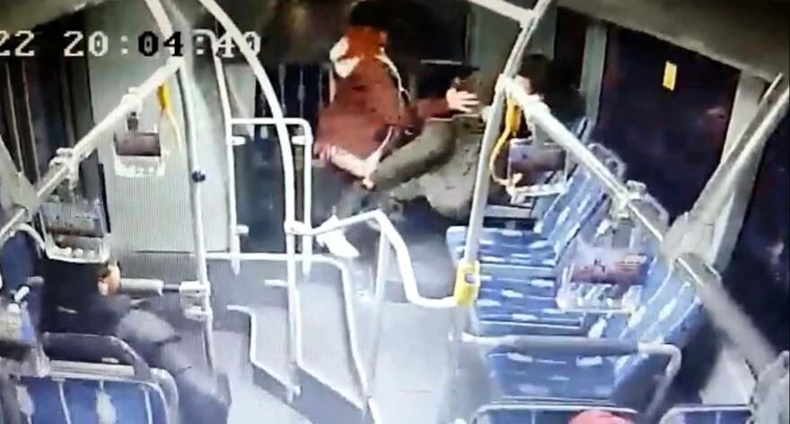 Genç kadından tacizciye tekmeli tokatlı dayak! Metrobüsü mesken tutmuş