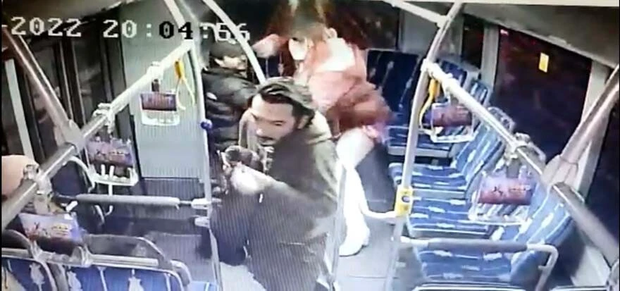 Genç kadından tacizciye tekmeli tokatlı dayak! Metrobüsü mesken tutmuş