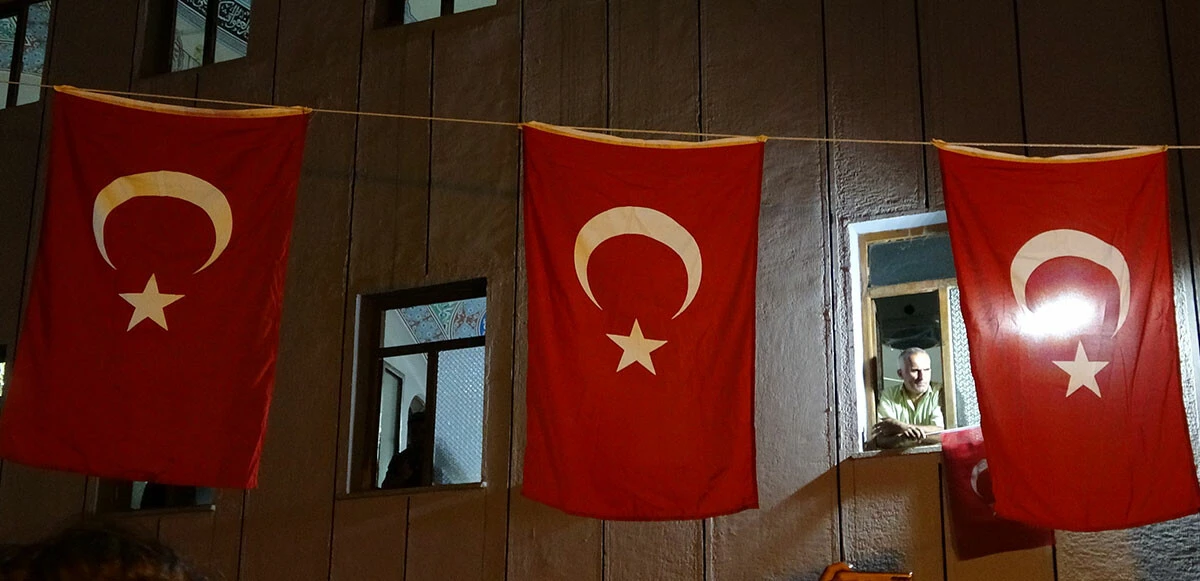 Hakkari’de teröre karşı tek ses, tek yürek! Şehit koruyucuların evleri Türk bayrağı ile donatıldı