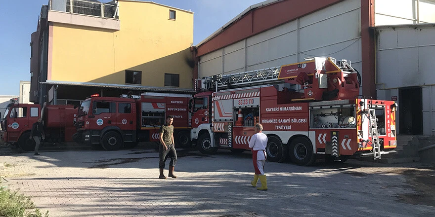 Sucuk üretim fabrikasında yangın: 1 saat sonra kontrol altına alındı