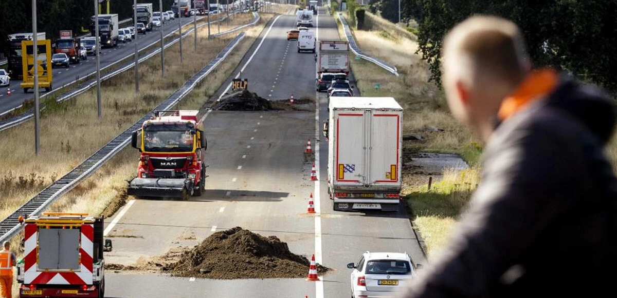 Hollanda'da çiftçiler ayaklandı: Yol kapatıp saman balyalarını ateşe verdiler