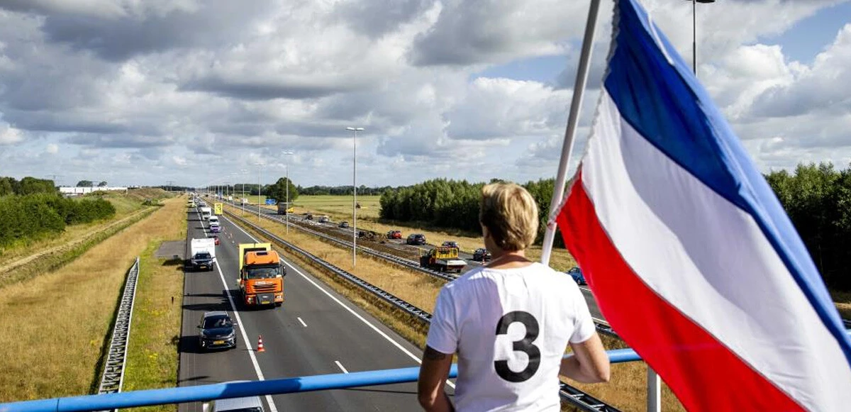 Hollanda'da çiftçiler ayaklandı: Yol kapatıp saman balyalarını ateşe verdiler