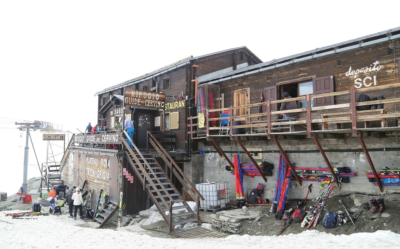 Buzul eriyince İtalya ve İsviçre'nin sınırı kaydı! Bir konukevinin üçte ikisi ülke dışında kaldı