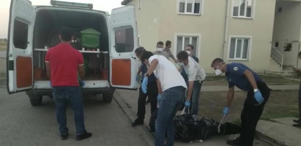 Kötü kokunun nedenini çöp sandılar ama camdan sinekleri görünce anladılar: Evden ceset çıktı