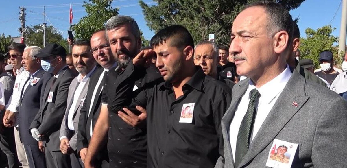 Fırat Kalkanı şehidine son görev: Ağabeyini asker selamı ile uğurladı