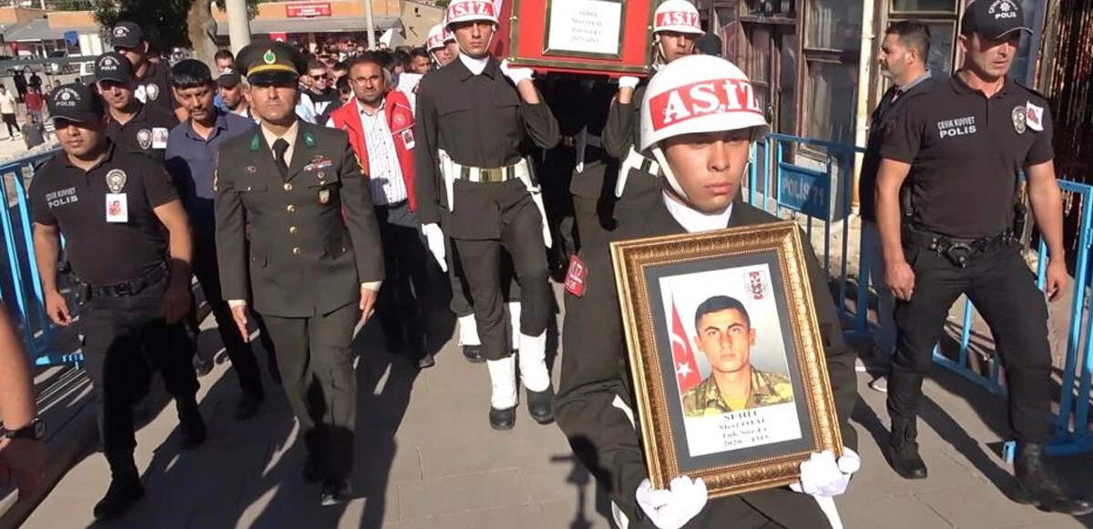 Fırat Kalkanı şehidine son görev: Ağabeyini asker selamı ile uğurladı