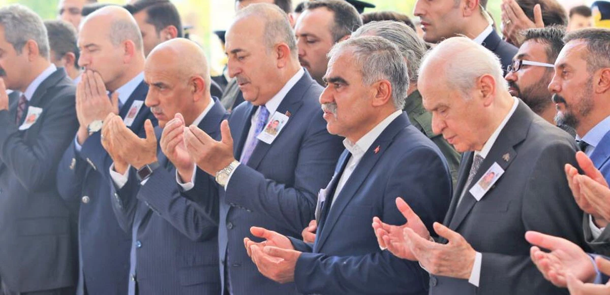 Fırat Kalkanı şehidine son görev: Ağabeyini asker selamı ile uğurladı