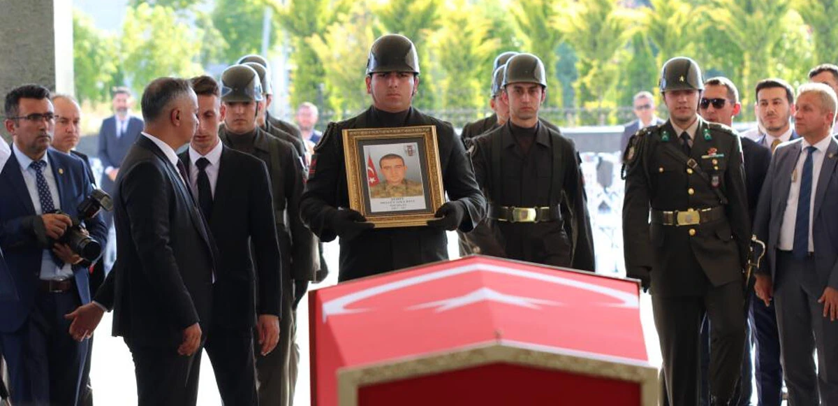 Fırat Kalkanı şehidine son görev: Ağabeyini asker selamı ile uğurladı