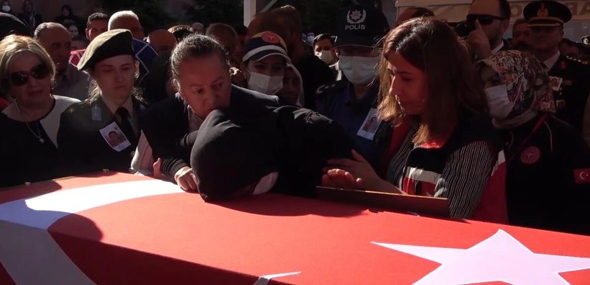 Fırat Kalkanı şehidine son görev: Ağabeyini asker selamı ile uğurladı