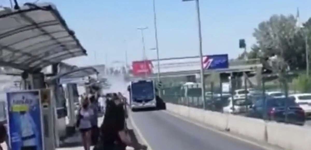 Metrobüsten dumanlar yükseldi, yolcular büyük panik yaşadı