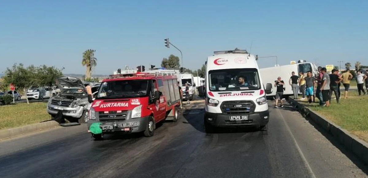 Feci kazada can pazarı! Kamyonla çarpışan servis aracı yan yattı: Çok sayıda yaralı var