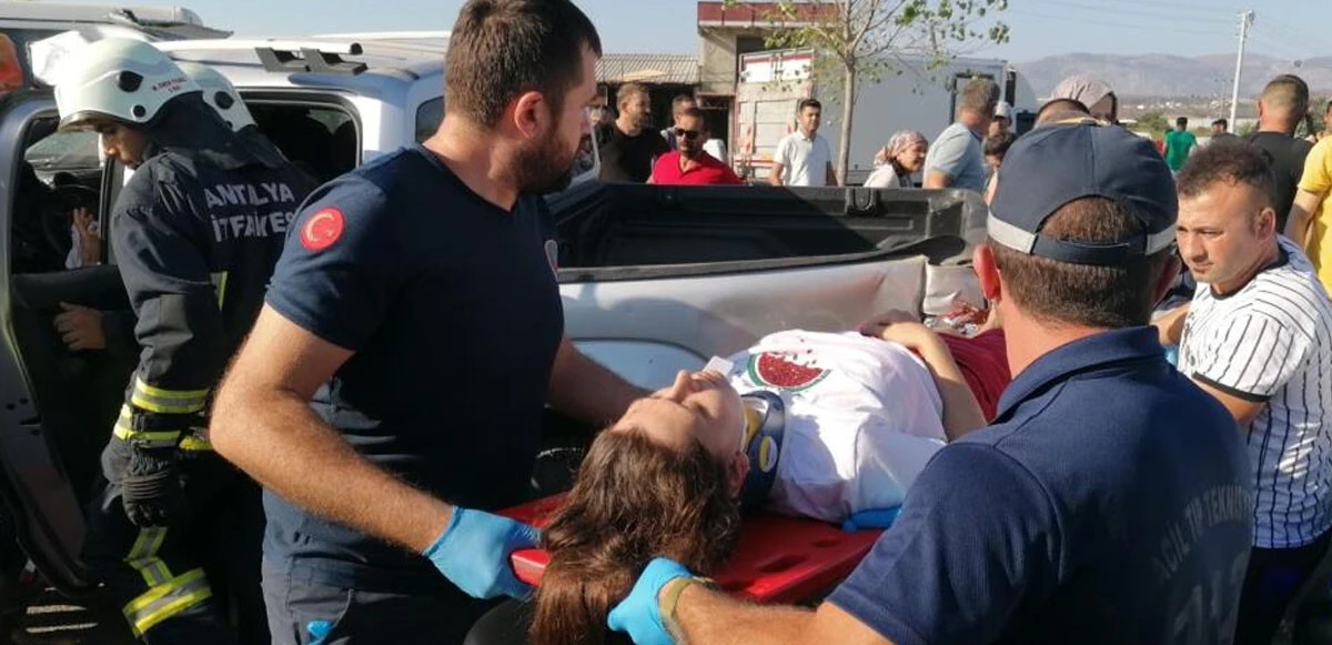 Feci kazada can pazarı! Kamyonla çarpışan servis aracı yan yattı: Çok sayıda yaralı var