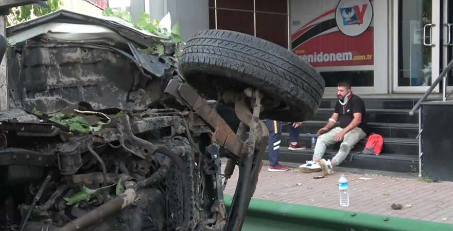 Ağaçları yerinden söken kamyon yan yattı