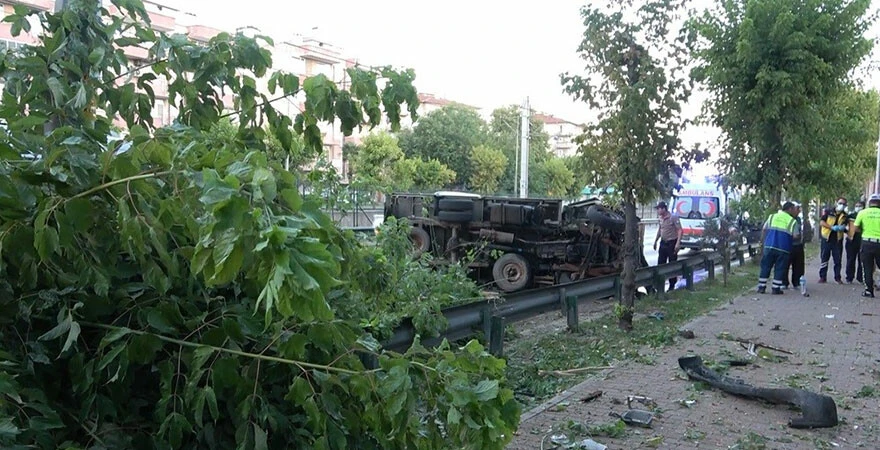Ağaçları yerinden söken kamyon yan yattı