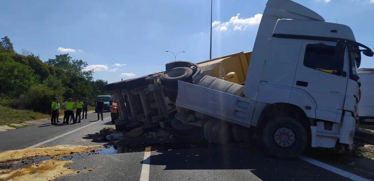 Son dakika! Kamyon otomobili ezdi! Sürücü üzerine devrilen hafriyatın altından sağ çıktı