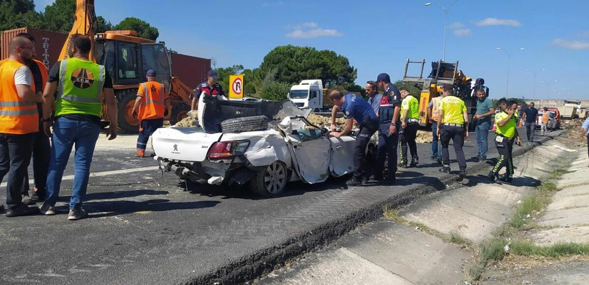 Son dakika! Kamyon otomobili ezdi! Sürücü üzerine devrilen hafriyatın altından sağ çıktı
