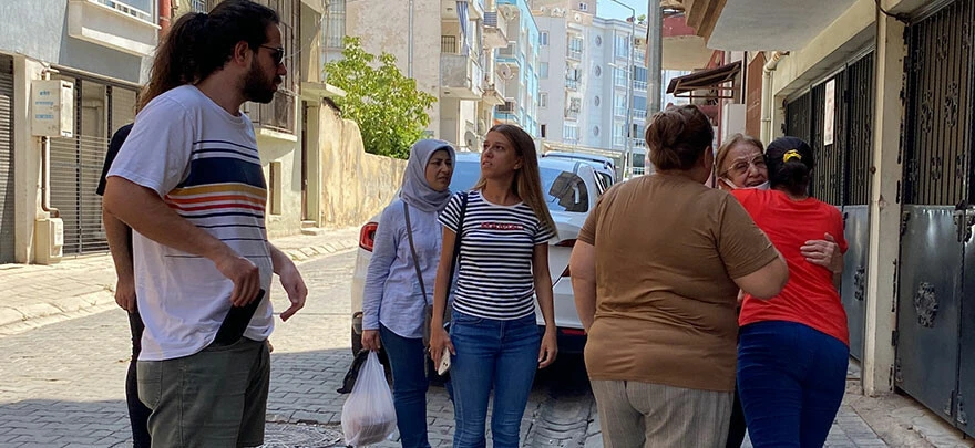 Komşuları öldü sandı, yürüyerek yanlarına geldi