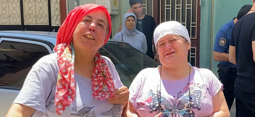 Komşuları öldü sandı, yürüyerek yanlarına geldi