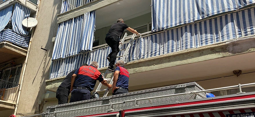 Komşuları öldü sandı, yürüyerek yanlarına geldi