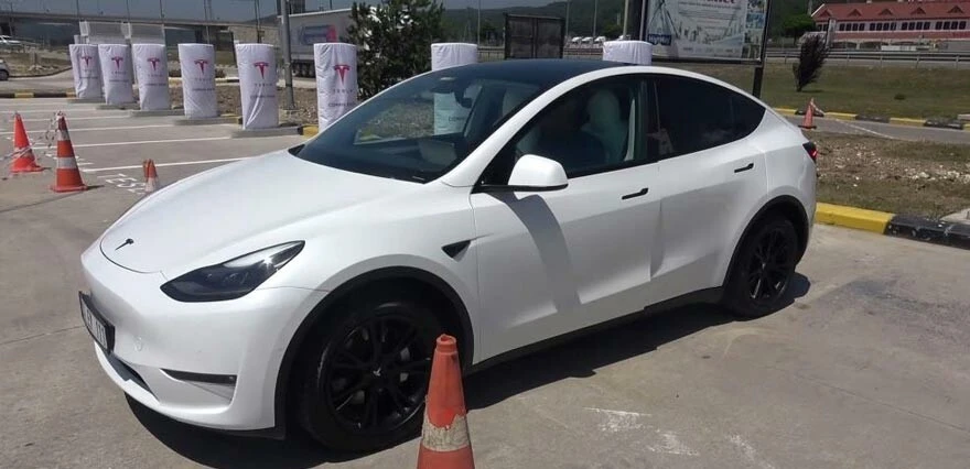 Tesla'nın şarj istasyonu için Türk usulü kutlama