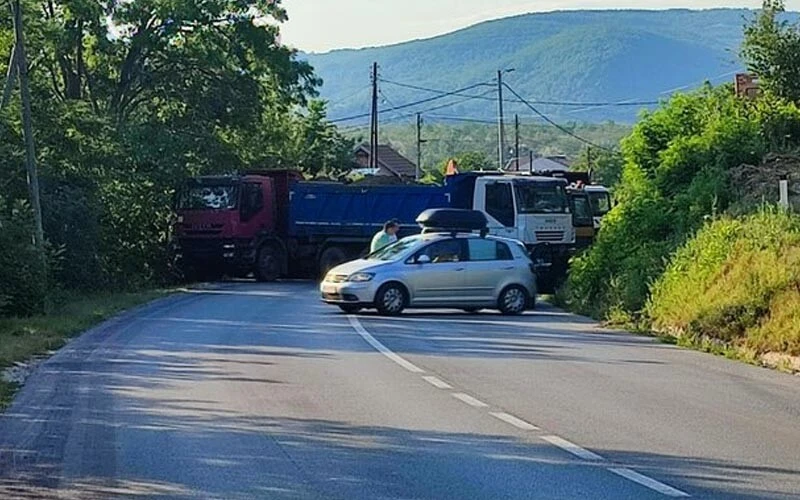 Balkanlar'da savaş çanları: Sırbistan ile Kosova arasında sınırlar kapatıldı, barikatlar kuruldu