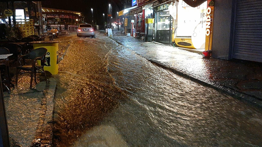 Edirne’de sağanak sele sebep oldu! Ev ve iş yerleri göle döndü