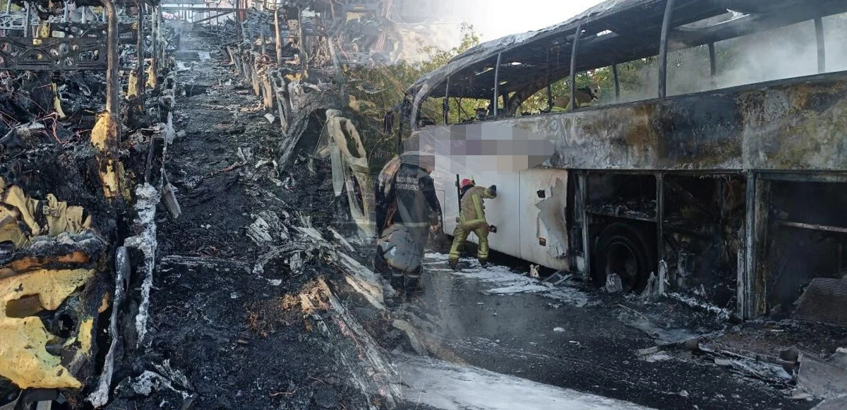Karayolunda korku dolu anlar: Yolcu otobüsü alev alev yandı, yol ulaşıma kapandı