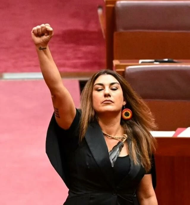 Parlamentoda senatörden Kraliçe Elizabeth'e 'sömürgeci' tanımı! Yemin sırasında söyledi herkesi şaşırttı