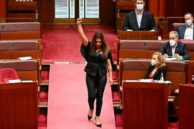 Parlamentoda senatörden Kraliçe Elizabeth'e 'sömürgeci' tanımı! Yemin sırasında söyledi herkesi şaşırttı