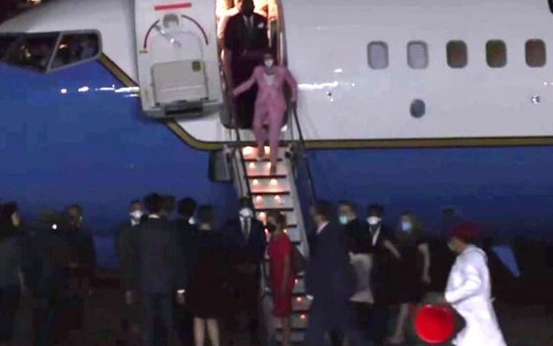 Son dakika! Tayvan'a inen Nancy Pelosi'den ayağının tozuyla ilk açıklamalar...